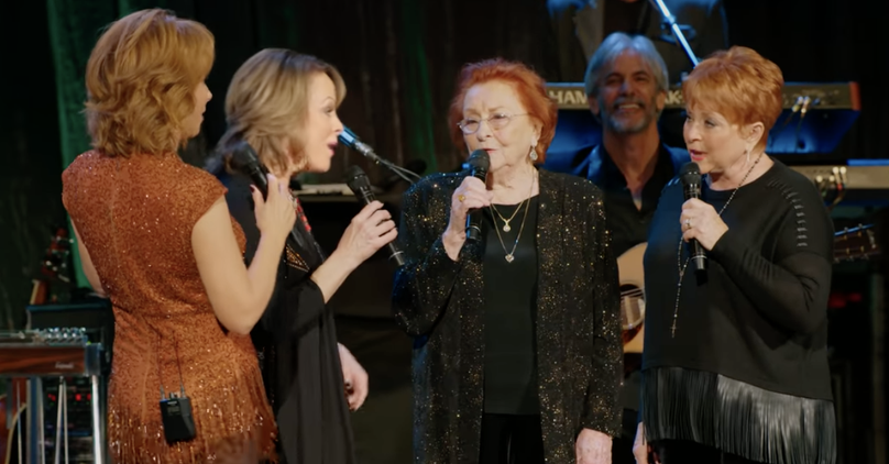 Reba McEntire Sings Classic Hymn 'I'll Fly Away'
