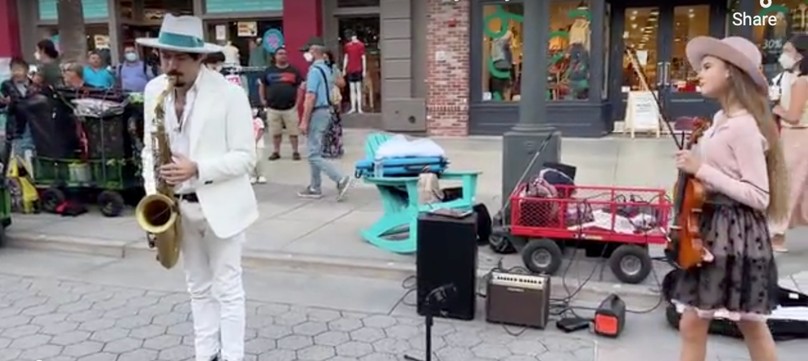 2 Street Musicians Perform Chilling Rendition Of 'Hallelujah'