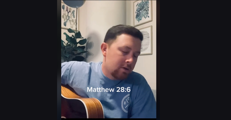 Scotty McCreery Performs “The Old Rugged Cross”