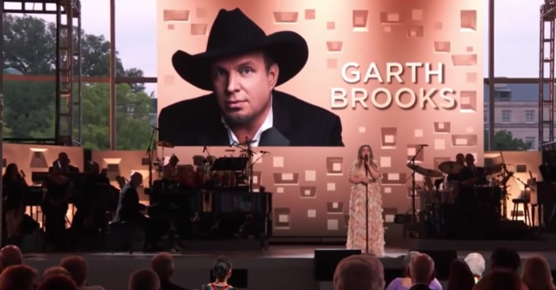Garth Brooks Cries as Kelly Clarkson Sings His Song 'The Dance'