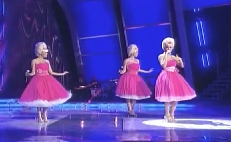 Carrie Underwood, Christina Applegate and Kristin Chenoweth Sing 60’s Mash-Up