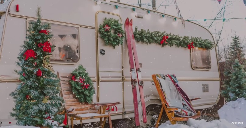 Alan Jackson Sings Christmas Song ‘The Angels Cried’ With Alison Krauss