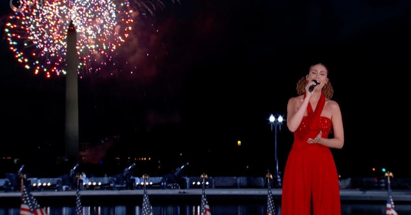 Viral Vocalist Loren Allred Performs 'God Bless America'