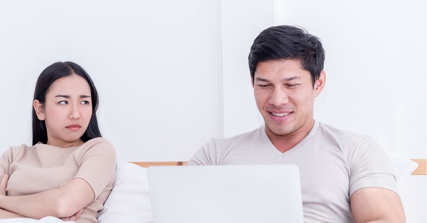 woman angry at man on laptop