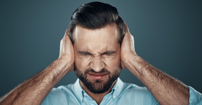 man covering ears, spiritual narcissist