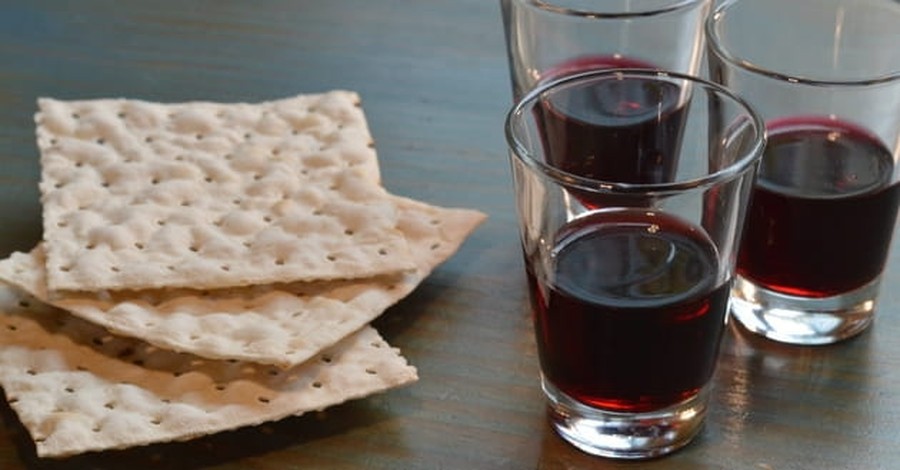 7.They believe in two sacraments: baptism and communion.
