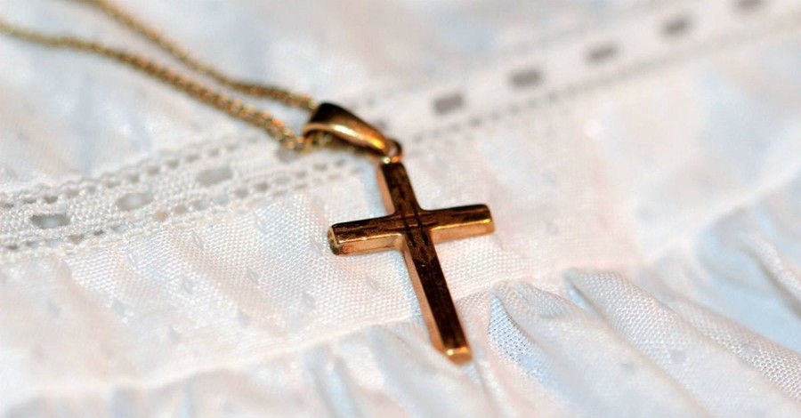 Christian Nurse Who Lost Job over Cross Necklace Wins Lawsuit