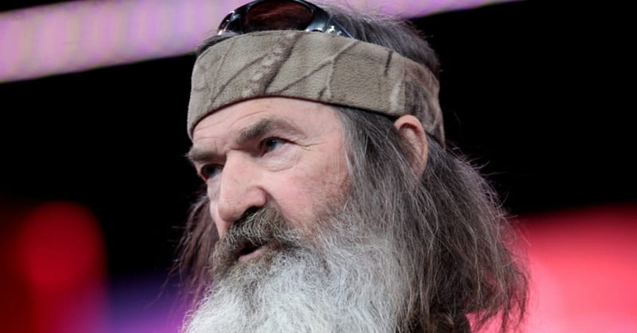 Phil Robertson Prays before NASCAR Event, Calls on Americans to 'Put a Jesus Man in the White House'