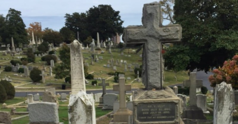 Should Christians Cremate or Bury Their Dead?