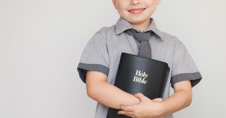 5-Year-Old Boy Stops to Pray Even Though He’s Late for School