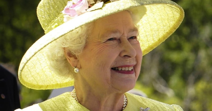 Tea for Two? Queen Elizabeth Invites Trump to Visit UK