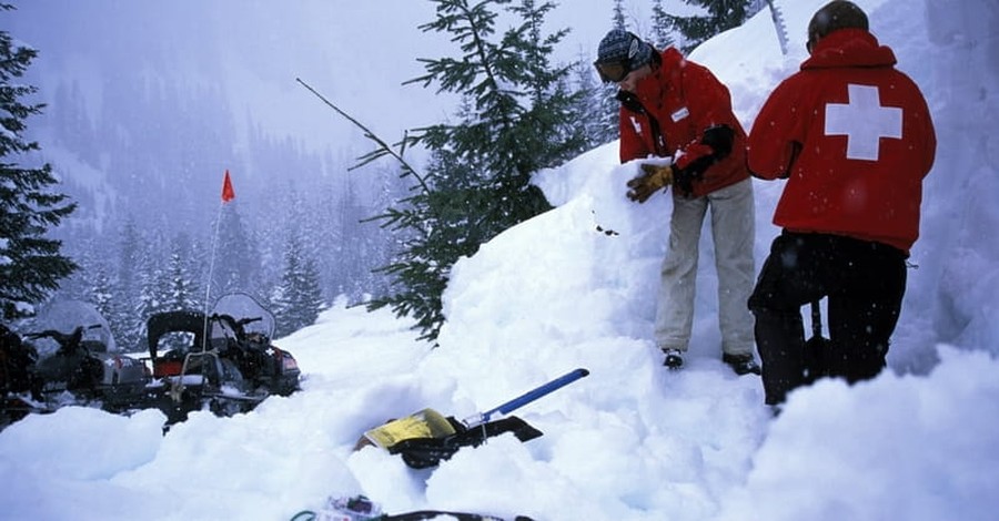 Italy: Avalanche Buries 30, Rescuers Working to Dig People Out