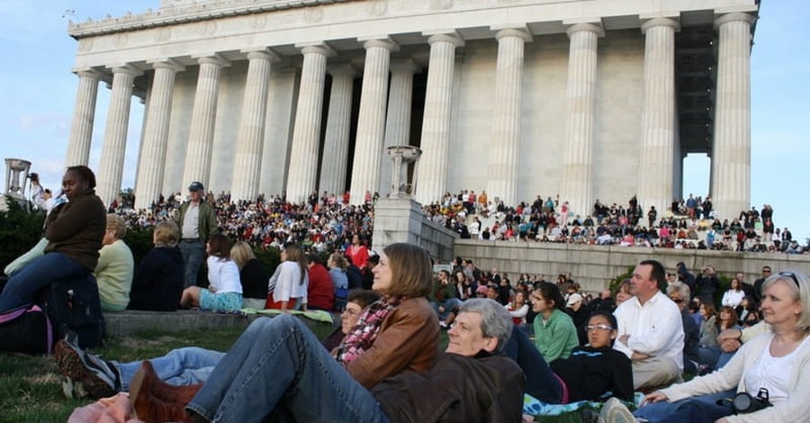 Thousands of Christians Gathered at Lincoln Memorial to Celebrate Christ’s Resurrection