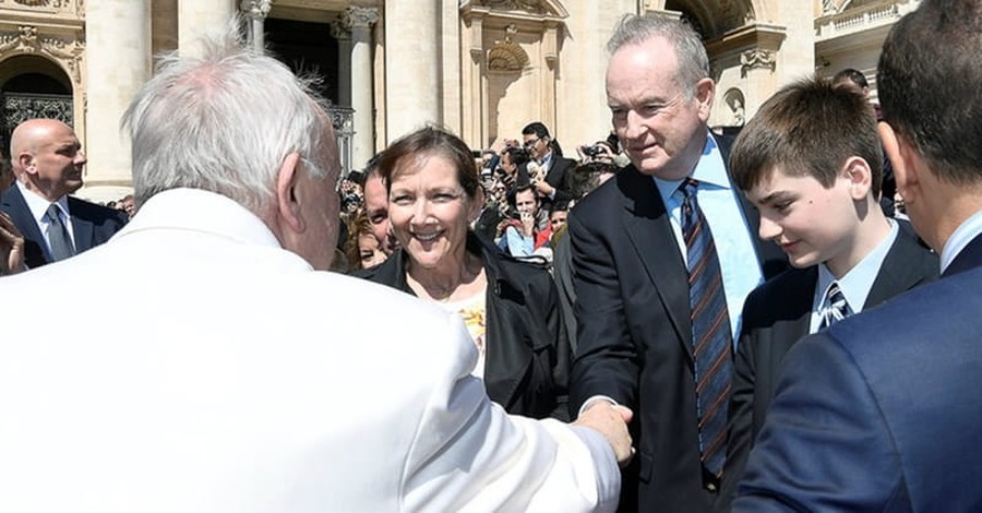 Bill O’Reilly Greeted by Pope Hours before Fox News Announces Ouster