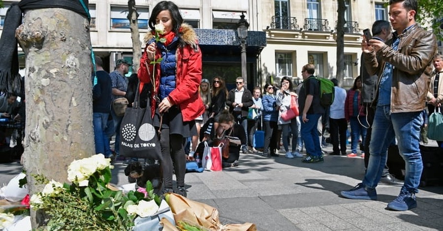 ISIS Takes Responsibility for Paris Attack That Killed Police Officer