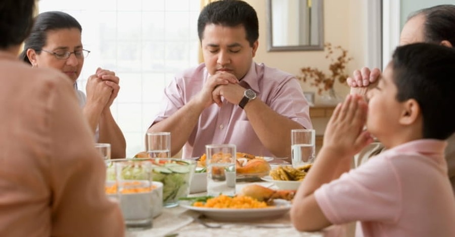Poll: Nearly Half of Americans Pray before Meals