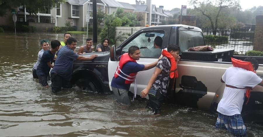 As Hurricane Harvey Lashes Texas, Billy Graham Rapid Response Team Chaplains Deploy to Offer Hope and Comfort