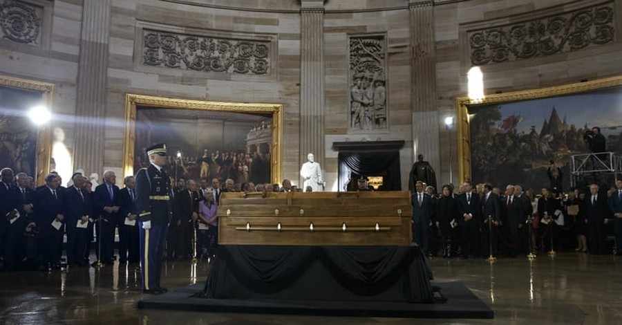 Pastor Receives Vision from the Lord as He Pays Respects to Billy Graham in US Capitol
