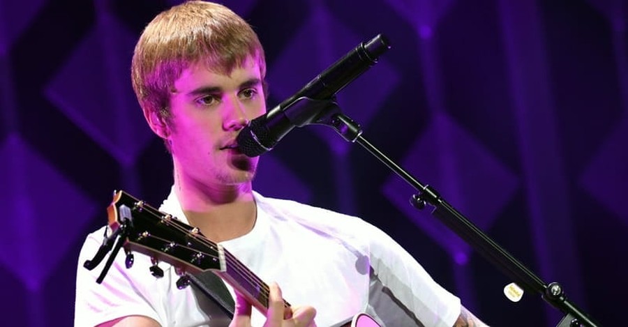 Justin Bieber Leads Crowd in Worship at Coachella Music Festival