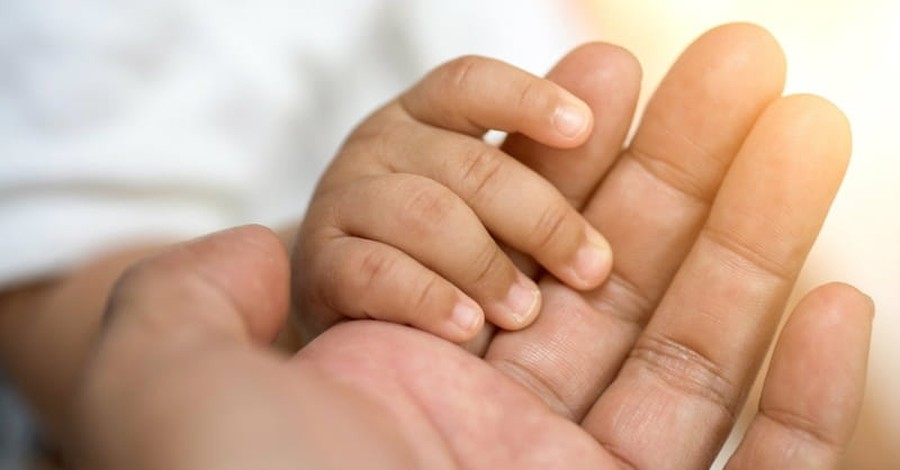 Police Officer Praises God When He Discovers Baby Alive in Woods