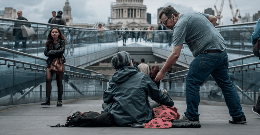 Screen and Stage Actors Sleep Outside in Solidarity with Homeless Youth