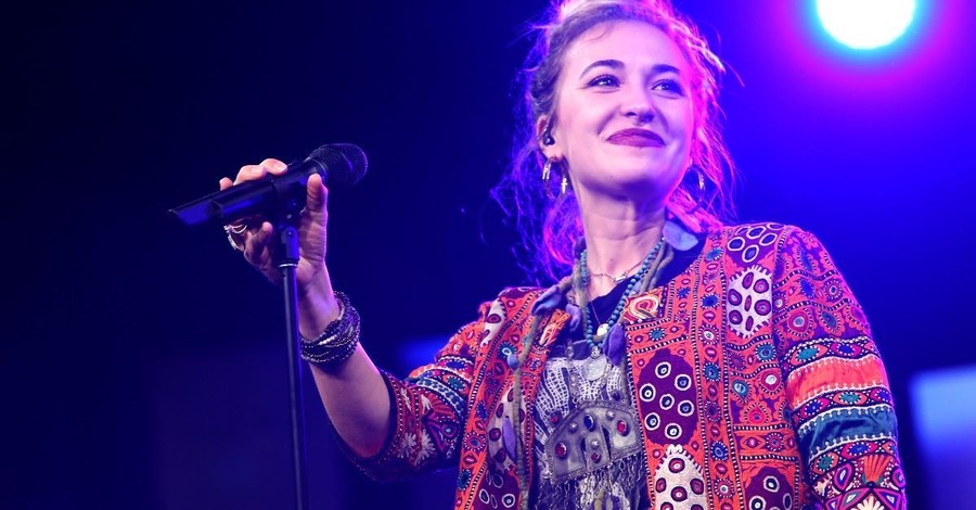 Lauren Daigle Worships with Inmates in Maximum Security Prison