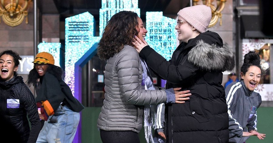 Macy S Thanksgiving Day Parade Features Lesbian Kiss As 23 Million