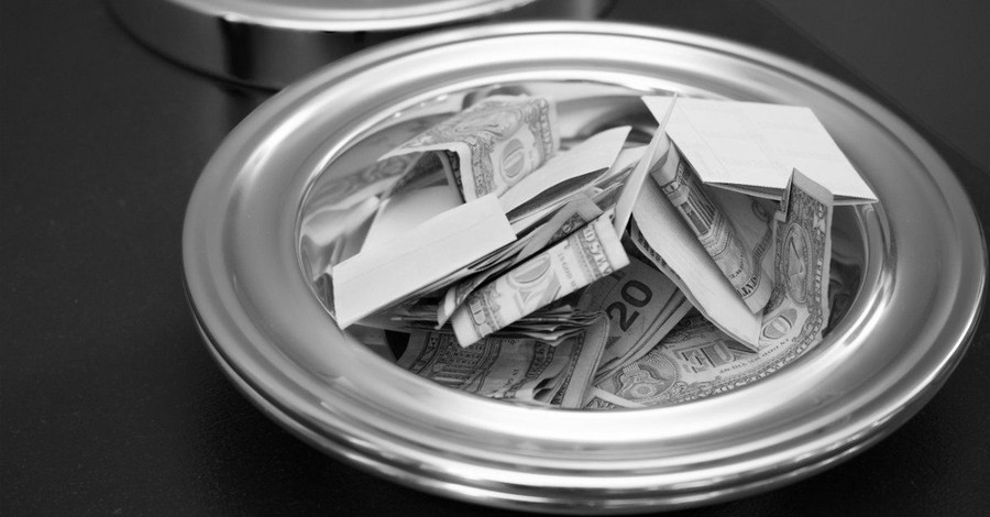 Megachurch Pastor Tells Parishioners in Need to Take Money from the Offering Plate