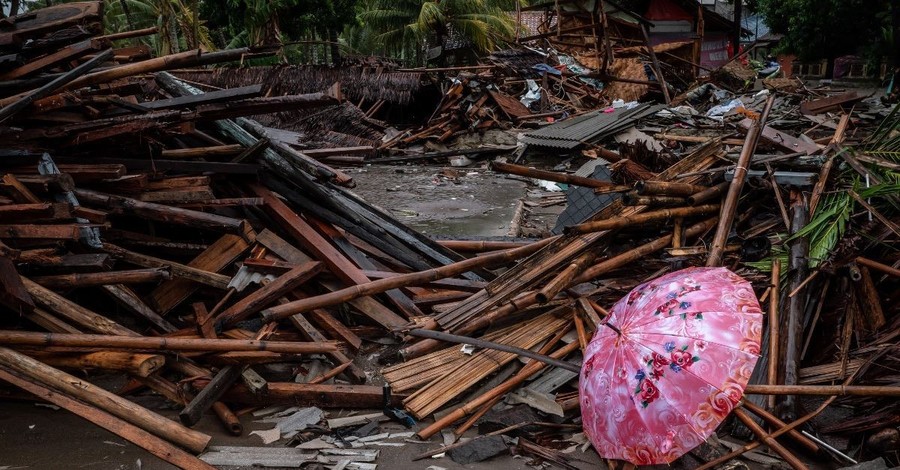 Tsunami Kills 430 in Indonesia, the Government Prepares for a Possible Second 