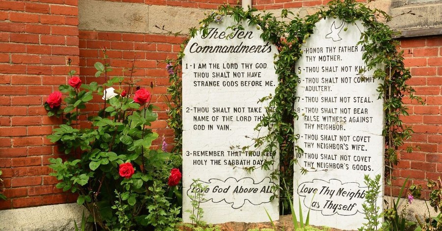 Ten Commandments No Longer ‘Applies to Us,’ Says Popular Megachurch Pastor 