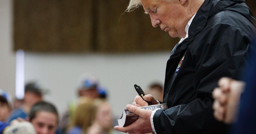 Most US Christians Find Trump Signing Bibles Inappropriate, Poll Finds
