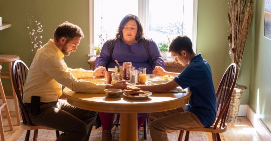 Chrissy Metz of <em>This Is Us</em> Says It’s ‘Hard to Deny’ Power of Prayer
