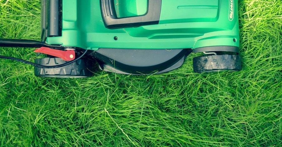 Man Mows Lawns in All 50 States for Veterans and Single Moms, Encourages Others to Give Back, Too