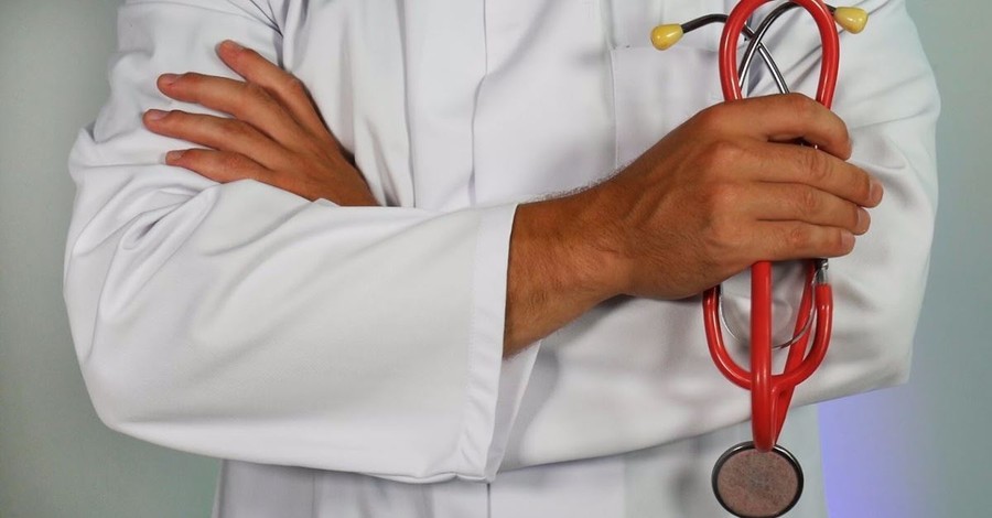 Christian Doctor Could Lose Job for Praying with Patient