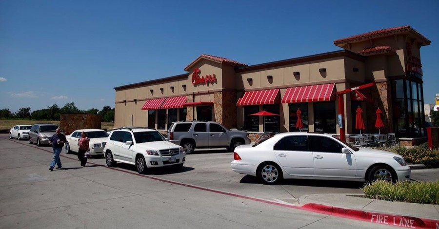 Chick-fil-A Manager Changes Flat Tire for 96-Year-Old WWII Veteran