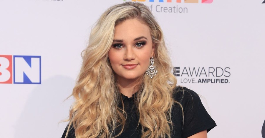 Hollyn Responds to Critics Who Claim She is No Longer “Singing for God”