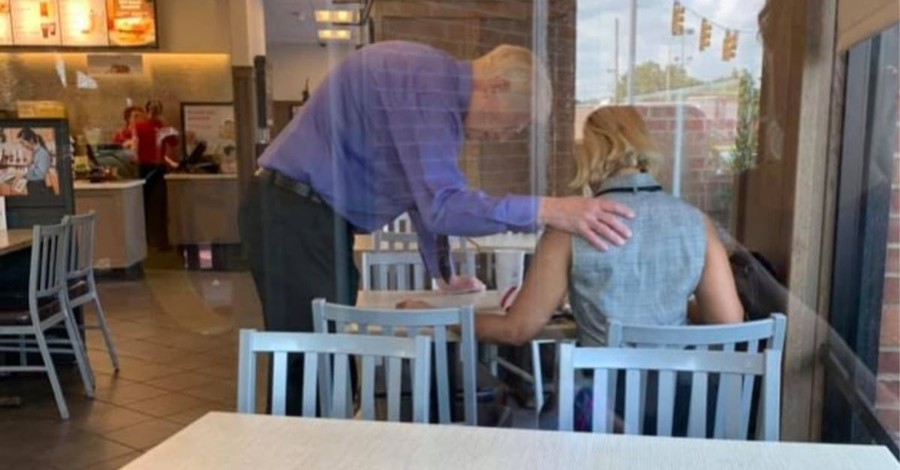 Chick-fil-A Worker Prays over Customer in Viral Pic – the ‘Spirit Led Him’
