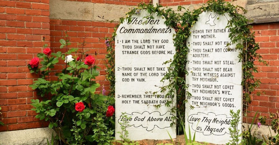 China Tears Down Churches’ 10 Commandments, Hangs Portrait of President Xi Jinping