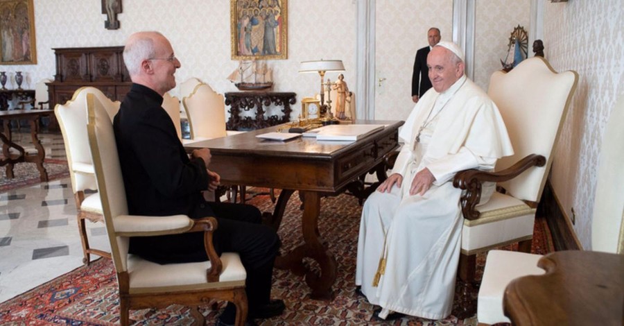 Pope Francis Meets with Priest to Discuss LGBTQ Catholics