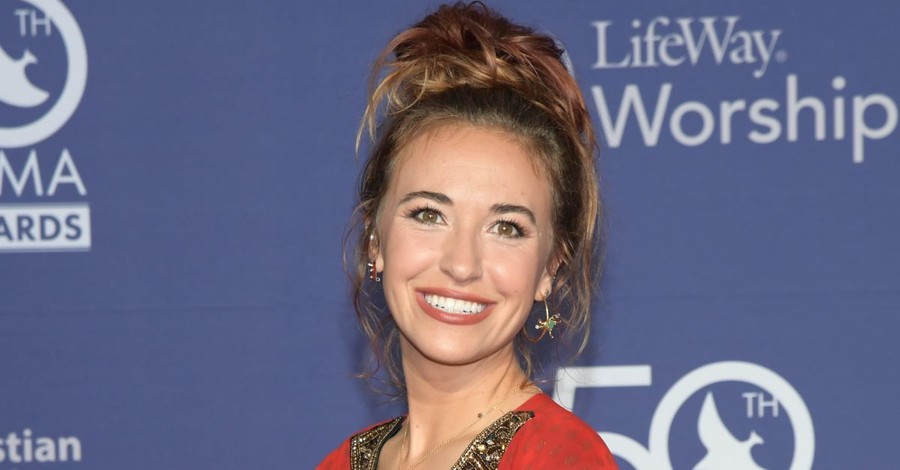 Lauren Daigle Wins Artist of the Year at 2019 Dove Awards