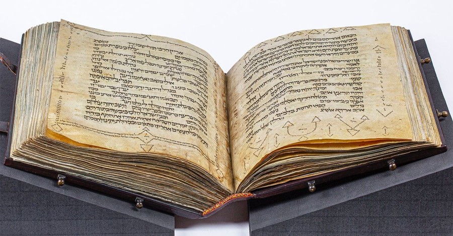 Museum of the Bible Displays Medieval Hebrew Pentateuch