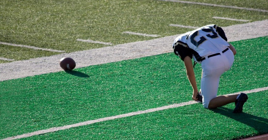 Atheist Group Demands Football Coach Stop Praying with Players, Says It's ‘Unconstitutional’