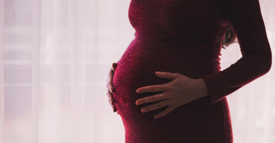 A pregnant woman, Adoption is better than surrogacy