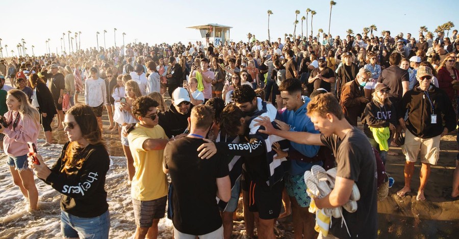 California Beach Revival Draws Hundreds to Christ, Likened to 'Jesus People Movement'