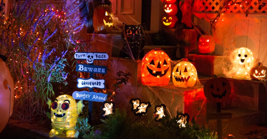 A house decorated for Halloween, Neighbors decorate grieving mother's house for Halloween