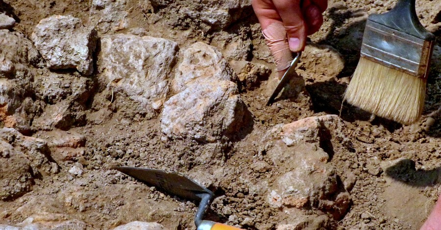 Archeologists Uncover Ancient Gold Ring Portraying the Face of Christ