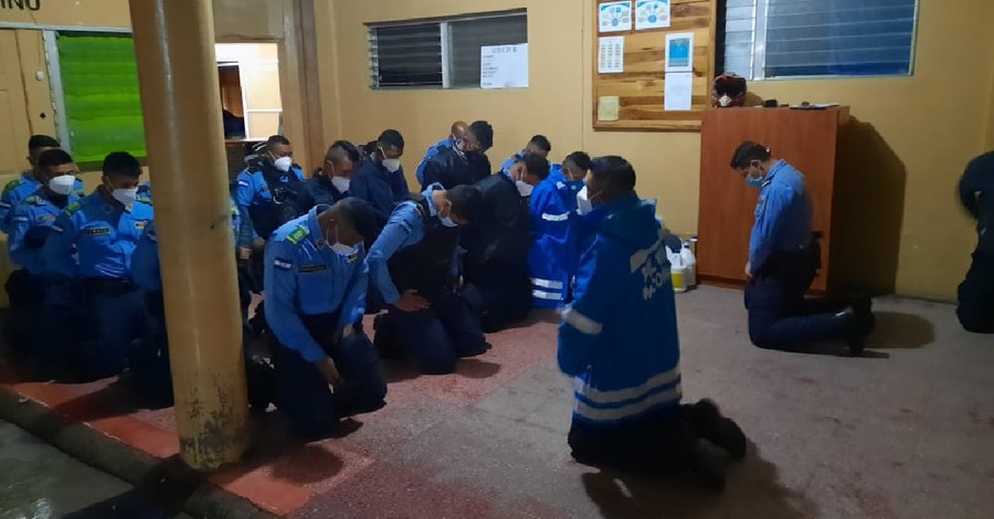 Police, Church Members Pray Together after Hurricane Iota Devastates Honduras