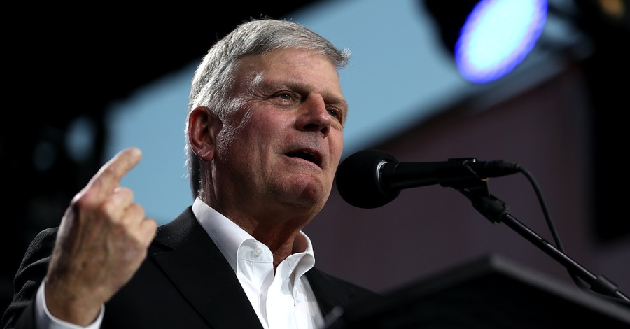 Franklin Graham Shares the Gospel with 9,000 People during 'God Loves You’ Tour Stop