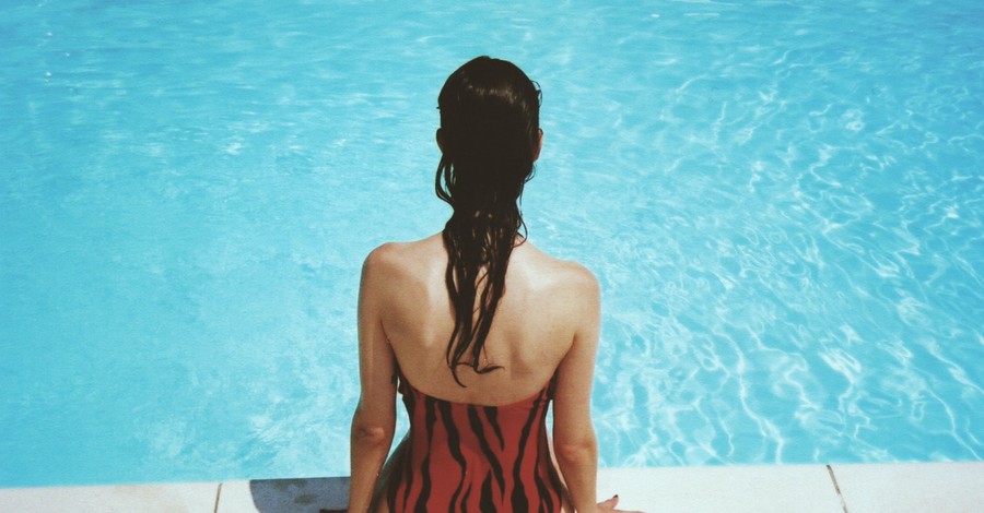 Pastor Apologizes for Issuing 'One-Piece Swimsuit Ultimatum' to Girls in Viral Post