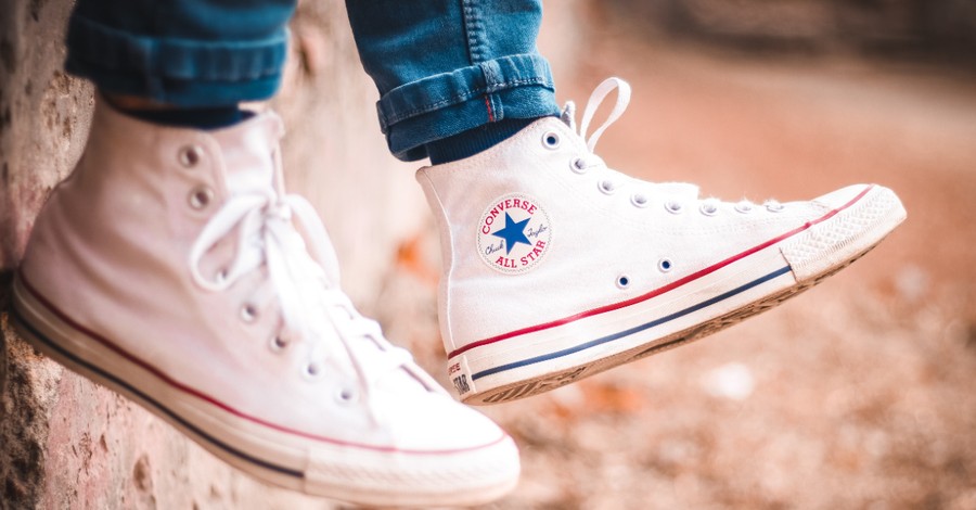 reflujo tengo hambre Tradicional Converse under Fire for Releasing Shoes Featuring a Satanic Symbol - Milton  Quintanilla